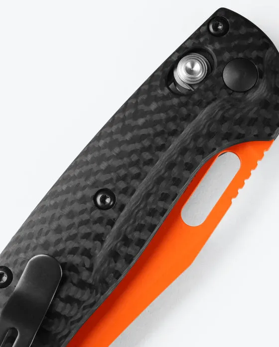BENCHMADE 15533OR-01 MINI TAGGEDOUT 3" ORANGE CERAKOTE CPM-MAGNACUT CARBON FIBER HANDLES